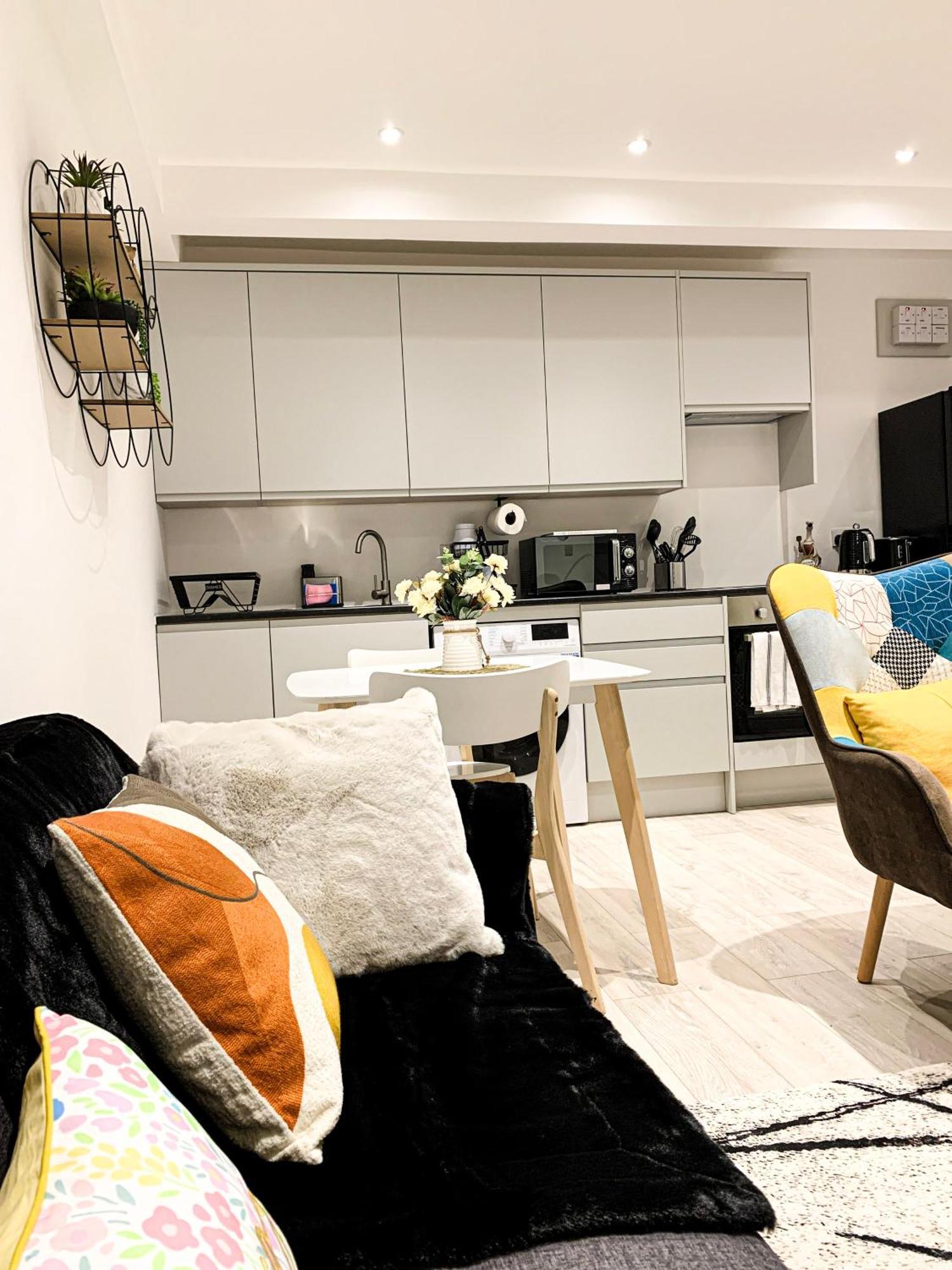 Wembley Luxury: Two-bedroom With Parking Apartamento